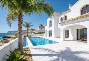 Moderne Spaanse kustvilla met terras en zwembad, tweede huis in Spanje